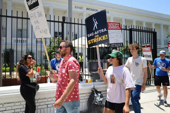 Manifestation à Los Angeles, les acteurs rejoignent le mouvement de grève des scénaristes.