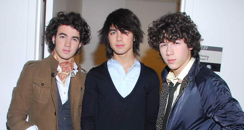 En 2007, le groupe Jonas Brothers se forme sur Disney Channel et le succès est immédiat