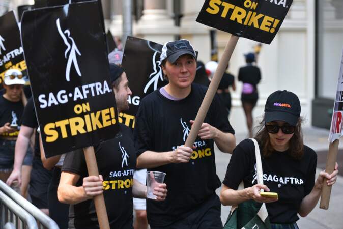 Manifestation à Los Angeles, les acteurs rejoignent le mouvement de grève des scénaristes : Paul Dano.