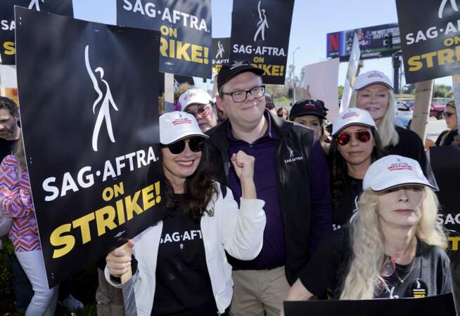 Manifestation à Los Angeles, les acteurs rejoignent le mouvement de grève des scénaristes : Fran Drescher, présidente de la SAG-AFTRA (à gauche), Duncan Crabtree-Ireland, directeur exécutif national et négociateur en chef de la SAG-AFTRA, et l'actrice Frances Fisher (à droite).