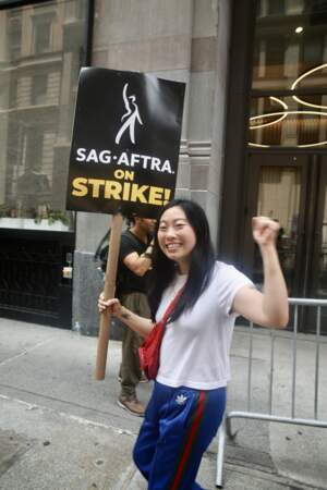Manifestation à Los Angeles, les acteurs rejoignent le mouvement de grève des scénaristes : Nora Lum.