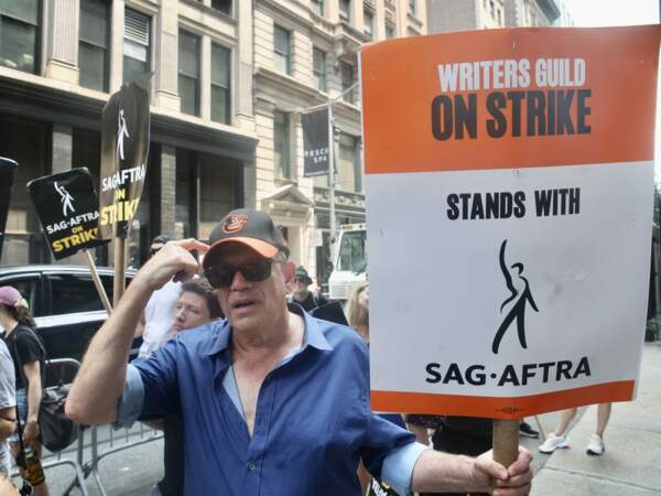 Manifestation à Los Angeles, les acteurs rejoignent le mouvement de grève des scénaristes :  le scénariste David Simon.