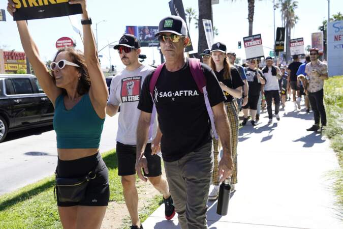 Manifestation à Los Angeles, les acteurs rejoignent le mouvement de grève des scénaristes : Dermot Mulroney.
