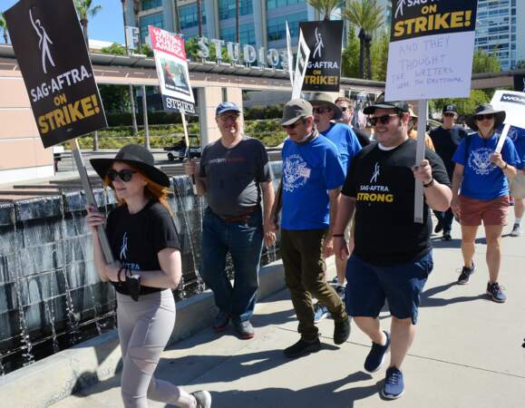 Manifestation à Los Angeles, les acteurs rejoignent le mouvement de grève des scénaristes : Josh Gad.
