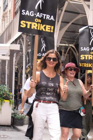 Manifestation à Los Angeles, les acteurs rejoignent le mouvement de grève des scénaristes : Jill Hennessy.