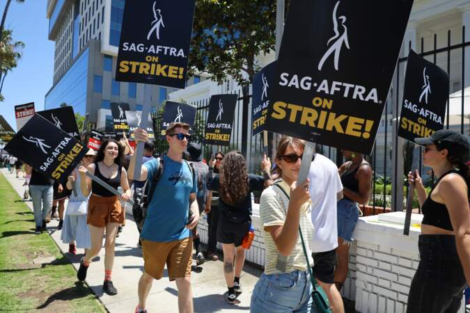 Manifestation à Los Angeles, les acteurs rejoignent le mouvement de grève des scénaristes.