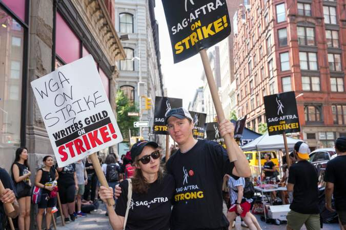Manifestation à Los Angeles, les acteurs rejoignent le mouvement de grève des scénaristes : Zoe Kazan et Paul Dano.