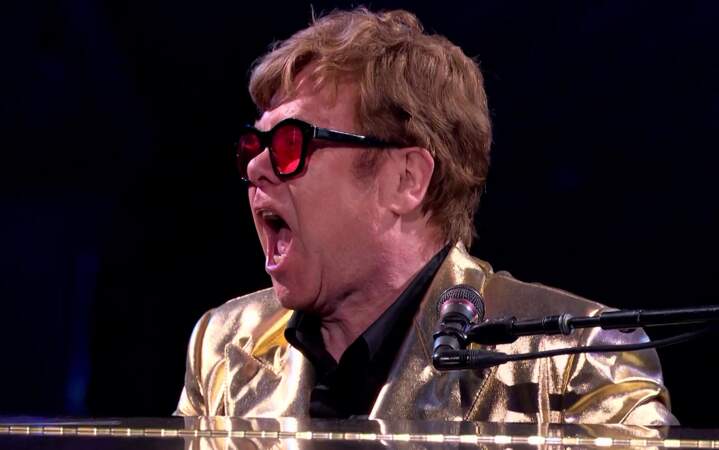 Ses concerts entre 1986 et 2023 ont rapporté plus de 1,9 milliard de dollars, faisant d'Elton John l’artiste solo le plus lucratif pour la vente de billets, devant Bruce Springsteen et Madonna.
Sur cette photo prise en 2023, il a 76 ans.