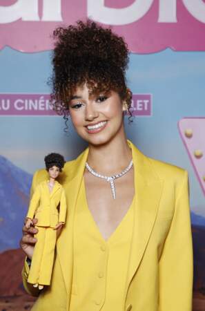 L'avant-première de "Barbie" au Grand Rex à Paris : Lena Situations pose avec la Barbie créée à son effigie