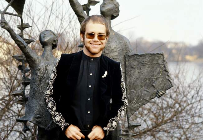 Sir Elton John, né Reginald Kenneth Dwight le 25 mars 1947 à Pinner (Grand Londres), est un chanteur, compositeur et pianiste britannique.
Sur cette photo prise en 1973, il a 26 ans.
Cette même année, il fonde sa propre maison de disques, Rocket, qui signe Kiki Dee et Neil Sedaka. 