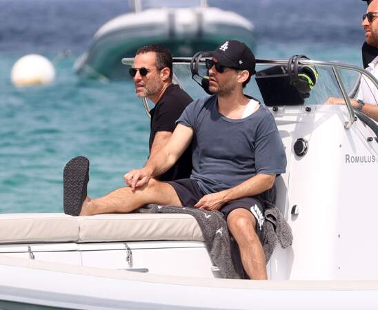 L'acteur Tobey Maguire en bateau à Saint-Tropez, le 19 juillet 2023.