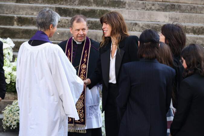 Les obsèques de Jane Birkin à l'église Saint-Roch à Paris : ses filles Charlotte Gainsbourg et Lou Doillon.