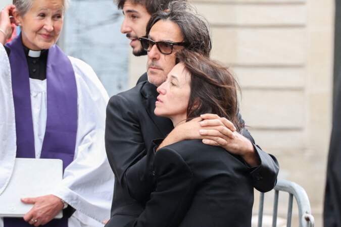 Charlotte Gainsbourg dans les bras de son compagnon, Yvan Attal