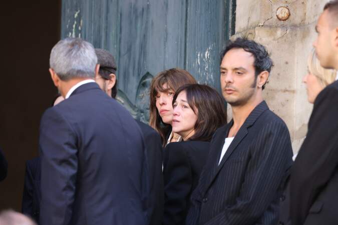 Charlotte Gainsbourg et Lou Doillon en larmes à leur arrivée aux obsèques de leur mère Jane Birkin