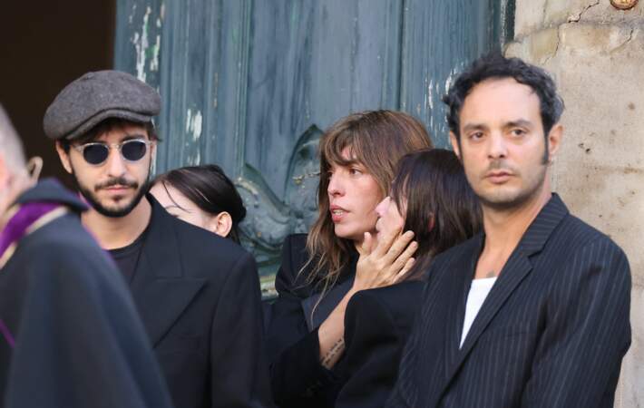 Charlotte Gainsbourg et Lou Doillon entourées de Ben Attal et Roman de Kermadec (fils de Kate Barry)