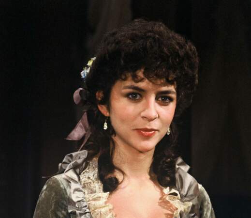 Corinne Touzet est née le 21 décembre 1959. Sa première apparition à la télévision date de 1983 avec Marianne, une étoile pour Napoléon. Elle a 24 ans