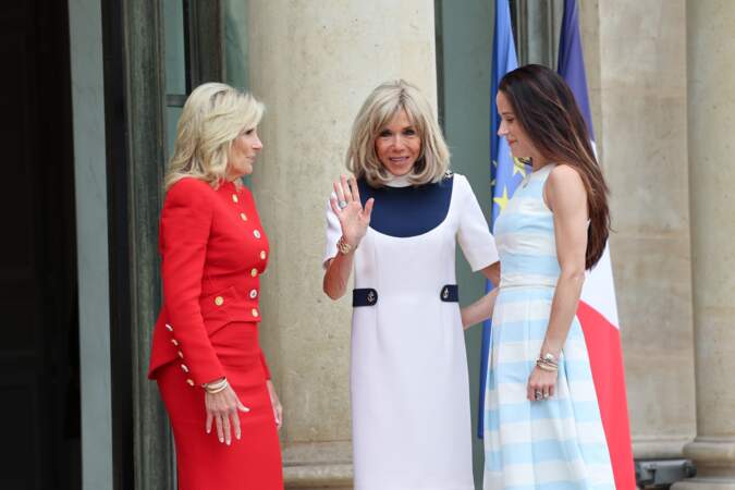 Brigitte Macron remercie les photographes
