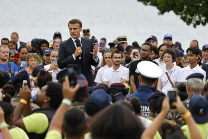 Puis, il prend la parole face aux jeunes volontaires des forces françaises de la marine