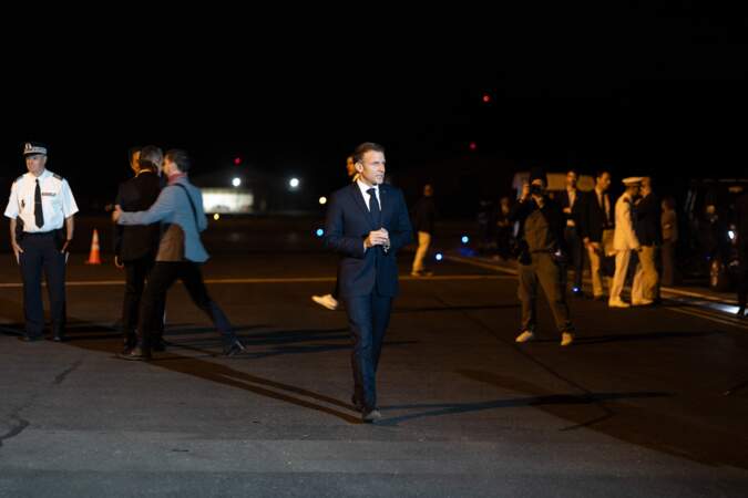 Emmanuel Macron traverse le tarmac en direction de la presse