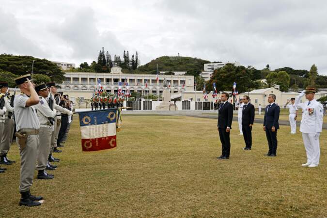 Lors de sa deuxième journée en Nouvelle Calédonie, Emmanuel Macron fait face aux troupes durant la cérémonie hommage à la bataille de Bir-Hakeim