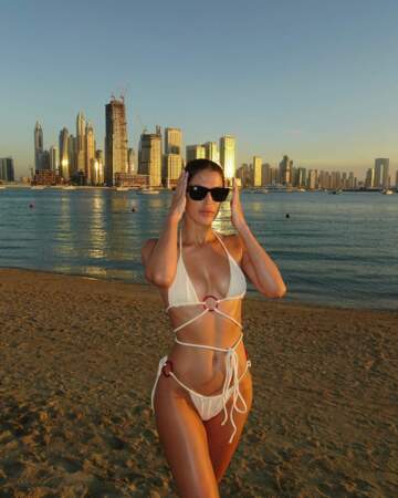 Iris Mittenaere dans un bikini à liens