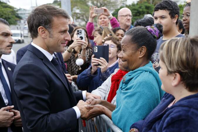 Emmanuel Macron en profite pour partager un moment avec les habitants