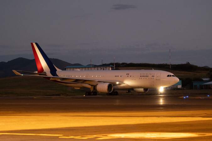 L'avion d'Emmanuel Macron, président de la République Française, vient d'atterrir sur le tarmac de l'aéroport de Nouméa, dans le cadre de son voyage officiel en Nouvelle-Calédonie