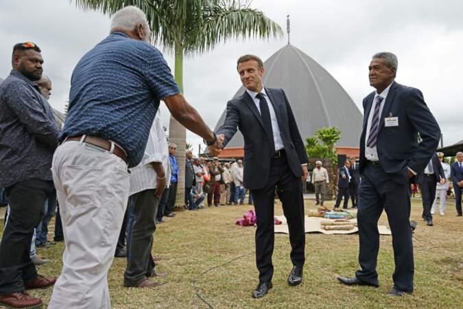 Emmanuel Macron découvre ensuite une cérémonie de bienvenue au Sénat de Nouméa