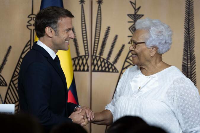 Emmanuel Macron rencontre ensuite Marie-Claude Tjibaou 