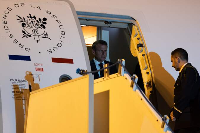 Emmanuel Macron sort de l'avion lors de son voyage officiel en Nouvelle-Calédonie