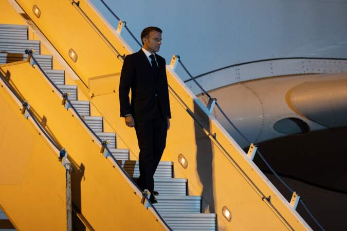 Emmanuel Macron descend les marches de l'avion seul pour son arrivée en Nouvelle-Calédonie