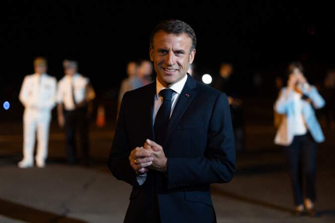 Emmanuel Macron prend le temps de sourire aux photographes