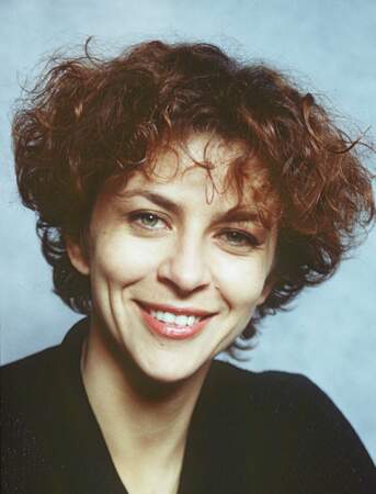 En 1996, elle se fait connaître du grand public en incarnant l'héroïne de la série de TF1, Une femme d'honneur. Elle a 37 ans
