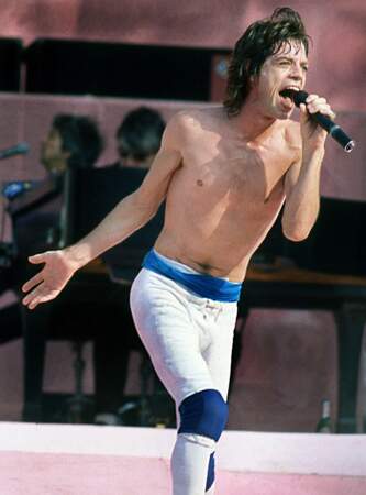 En 1985, à 42 ans, Mick Jagger décide de se lancer dans une carrière musicale solo en marge des Rolling Stones. Ses trois albums on un succès discret et il réintègre le groupe en 1989. 