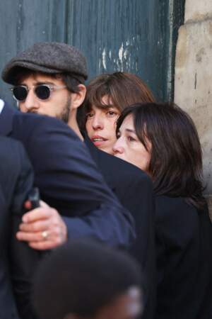 Charlotte Gainsbourg et Lou Doillon, Ben Attal lors des obsèques de Jane Birkin à l'église Saint Roch à Paris, le 24 juillet 2023.