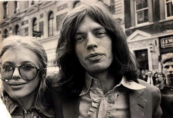 En 1969, à 26 ans, Mick Jagger est arrêté pour possession de cannabis. 
