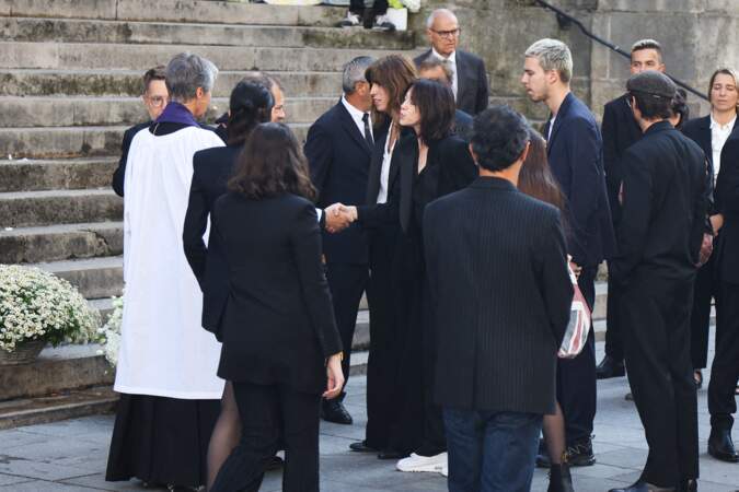 Marlowe Jack Tiger Mitchell, Charlotte Gainsbourg et Lou Doillon lors des obsèques de Jane Birkin à l'église Saint Roch à Paris, le 24 juillet 2023.