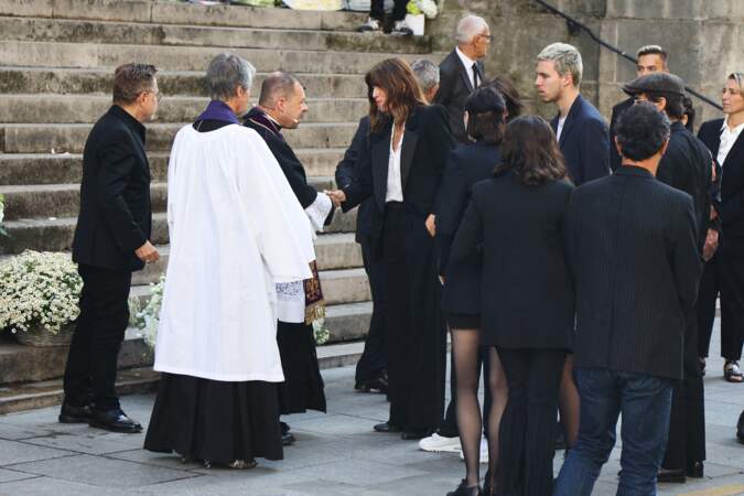 Marlowe Jack Tiger Mitchell, Charlotte Gainsbourg et Lou Doillon lors des obsèques de Jane Birkin à l'église Saint Roch à Paris, le 24 juillet 2023.