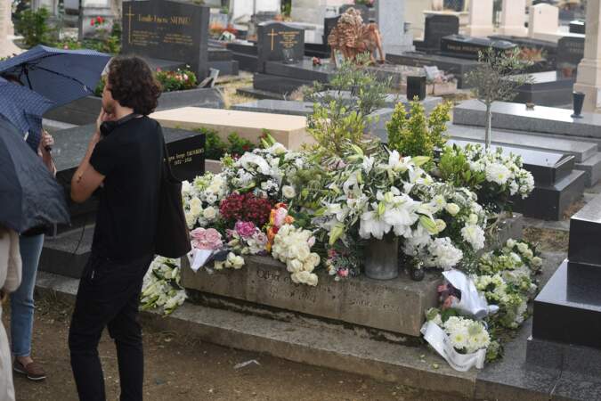 Jane Birkin repose au cimetière du Montparnasse tout comme son amour de longue date Serge Gainsbourg et sa fille Kate Barry.