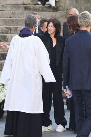 Charlotte Gainsbourg et Lou Doillon lors des funérailles de Jane Birkin à l'église Saint Roch à Paris, le 24 juillet 2023.