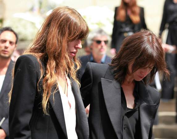 Lou Doillon et Charlotte Gainsbourg lors des obsèques de Jane Birkin à l'église Saint Roch à Paris, le 24 juillet 2023.