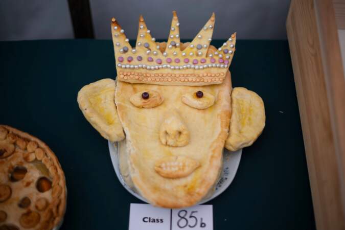Le roi Charles III a même pu déguster une tarte à son effigie. 