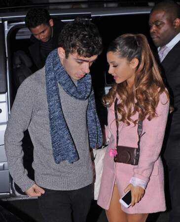 Dans la musique lui aussi, Nathan Sykes et Ariana Grande se sont rencontrés lors de leur première collaboration sur le titre Almost is never enough