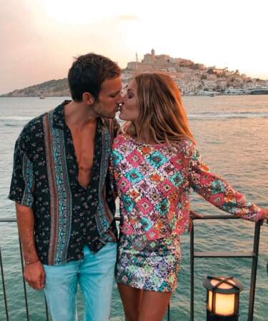 Le couple prend la pose à Ibiza.