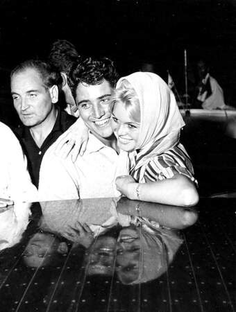 Sacha Distel tombe amoureux de Brigitte Bardot, qu'il a rencontrée la même année sur le tournage de Et Dieu... créa la femme. Ils vivent ensemble pendant deux ans. 