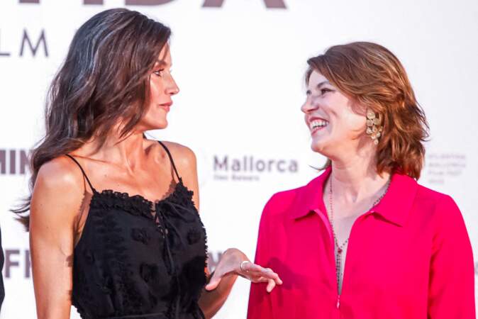 La reine Letizia d'Espagne et Irene Jacob assistent à la cérémonie de clôture de la 13e édition de l'Atlántida Film Fest le 30 juillet 2023 à Majorque, en Espagne. 