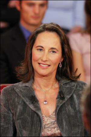 Elle préside le conseil régional de Poitou-Charentes de 2004 à 2014. Elle est âgée de 51 ans, en 2004. 