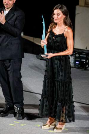 La reine Letizia d'Espagne remet le Master of Cinema Award à l’actrice Irène Jacob lors de la cérémonie de clôture de la 13e édition de l'Atlántida Film Fest.