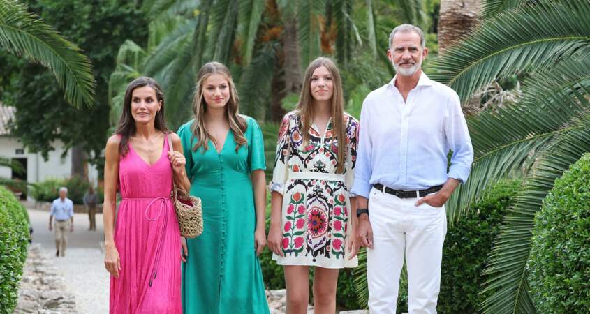 Le roi Felipe IV, la reine Letizia, la princesse Leonor et l'infante Sofia lors de leur visite aux jardins d'Alfabia, le 31 juillet 2023, à Bunyola sur les îles Baléares en Espagne