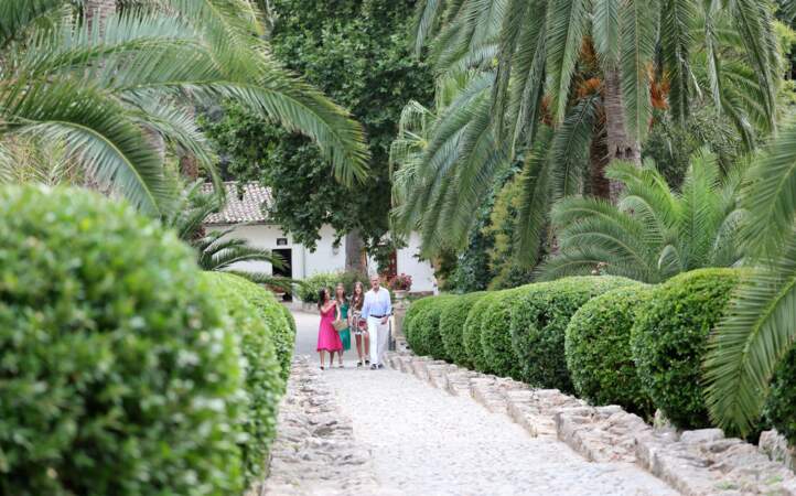 La famille royale d'Espagne visitant les jardins d'Alfabia à Bunyola sur les îles Baléares en Espagne
